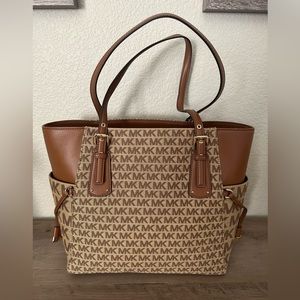 EXCELLENT CONDITION MICHAEL KORS PURSE lots of pocketsSUPER CLEAN MK